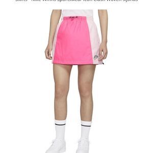 NIKE
SPORTSWEAR ICON CLASH WOVEN SKIRT size M NWT with pockets not lined